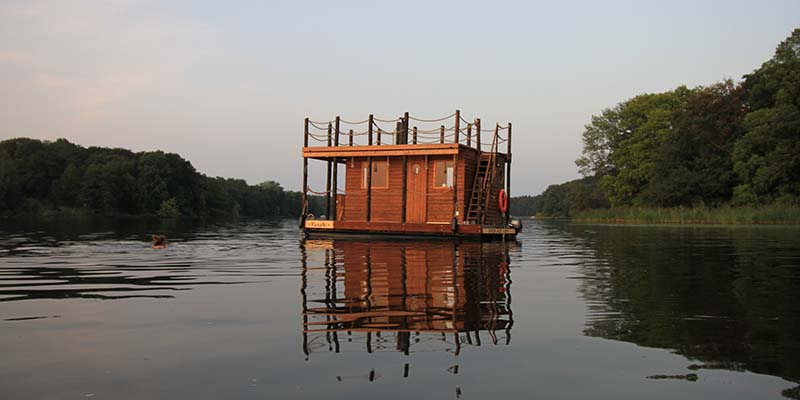 Saunafloß Potsdam "Rusalki" schwimmend auf der Havel