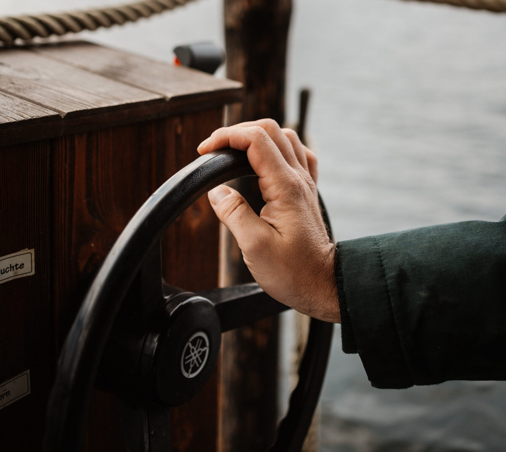 Evoto Seekult Saunafloß Habula Potsdam und Berlin mieten junges Pärchen genießt Sonnenuntergang